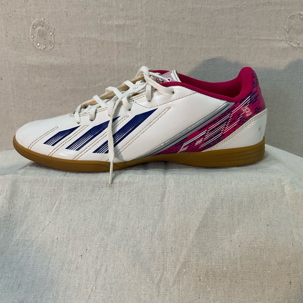 ADIDAS F5 SPORTS SHOE—-women’s 8.5 /  White Vivid Berry Blue-D67224 A++